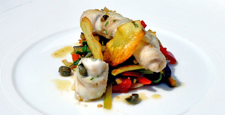 Rotolino di pesce bandiera su cianfotta alla julienne e patate rosolate